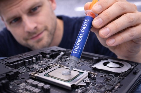 Notebook se přehřívá, hučí nebo ztrácí výkon? Pomoci může přepastování procesoru