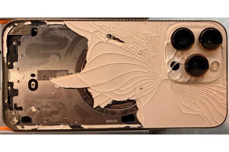Výměna zadního skla iPhonu: když je telefon po pádu poškozený, ale jinak funkční
