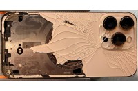 Výměna zadního skla iPhonu: když je telefon po pádu poškozený, ale jinak funkční